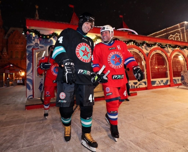 Команда ярких футболистов «PARI-Москва» сыграла в хоккей на Красной площади со «Звездой России»