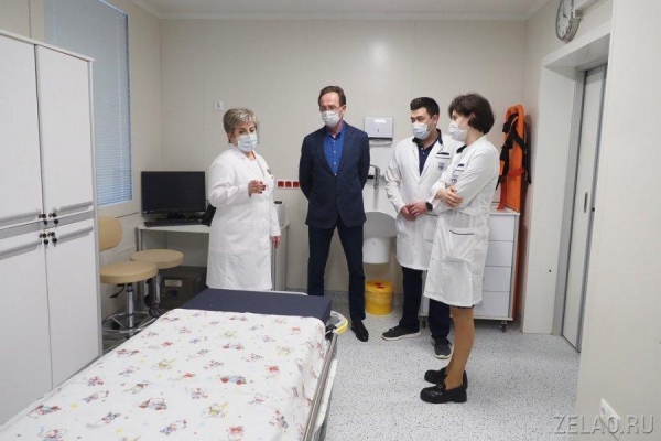 В детском центре больницы имени М.П. Кончаловского побывал префект Зеленограда Анатолий Смирнов