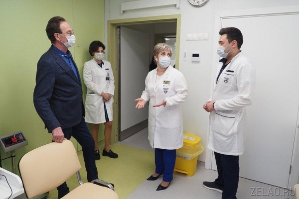 В детском центре больницы имени М.П. Кончаловского побывал префект Зеленограда Анатолий Смирнов