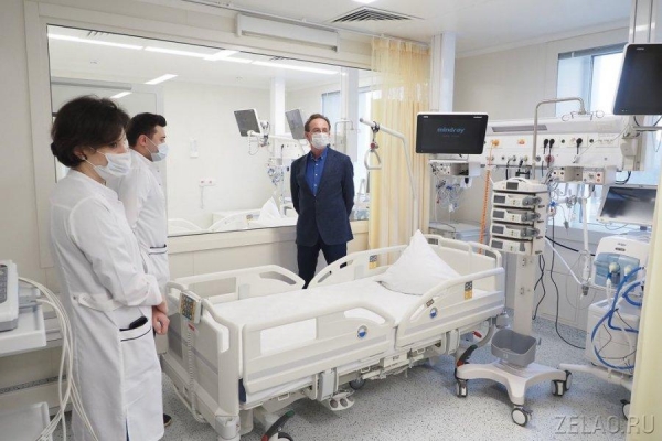 В детском центре больницы имени М.П. Кончаловского побывал префект Зеленограда Анатолий Смирнов