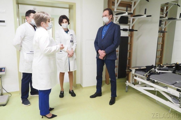В детском центре больницы имени М.П. Кончаловского побывал префект Зеленограда Анатолий Смирнов