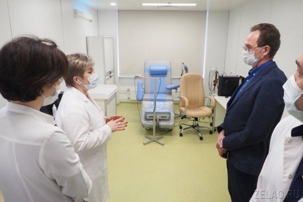 В детском центре больницы имени М.П. Кончаловского побывал префект Зеленограда Анатолий Смирнов