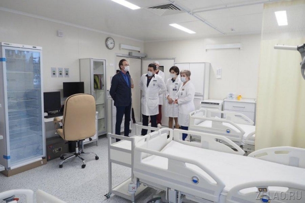 В детском центре больницы имени М.П. Кончаловского побывал префект Зеленограда Анатолий Смирнов