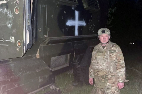 Генерал-полковника Лапина сфотографировали на фоне подбитого в Белгородской области MaxxPro 