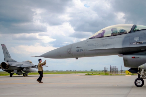 «Никто не говорил, что это невозможно». Украина ждет истребители F-16 и тренирует пилотов 