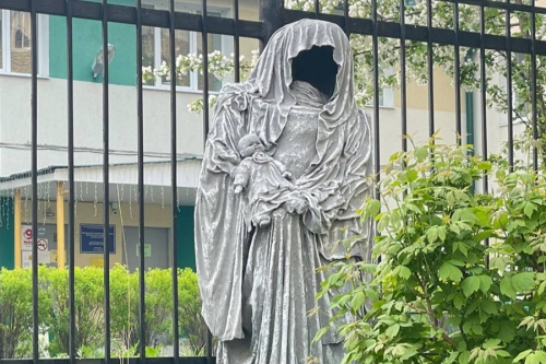 Заведующая детским садом в Екатеринбурге рассказала, что с появившейся «кладбищенской» статуей пообещали разобраться Заведующая детским садом в Екатеринбурге рассказала, что с появившейся «кладбищенской» статуей пообещали разобраться