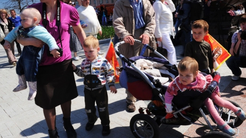 В Минтруде предложили считать многодетными семьи с тремя и более детьми 