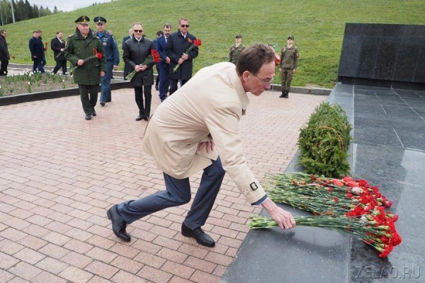 В Зеленограде накануне Дня Победы прошло возложение венков и цветов у воинских мемориалов