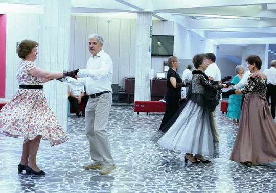 На летней веранде КЦ «Зеленоград» пройдет танцевальный вечер «В кругу друзей»