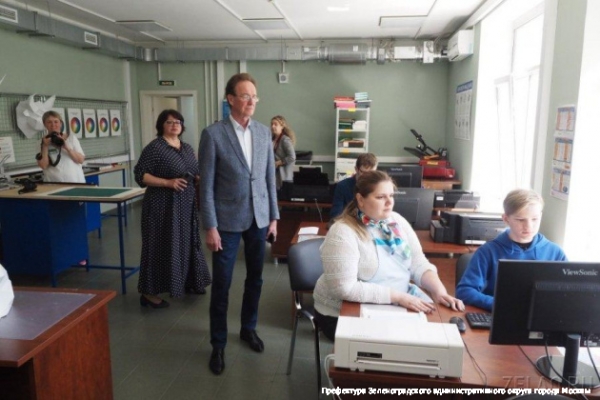 Префект Зеленограда Анатолий Смирнов поздравил социальных работников с профессиональным праздником