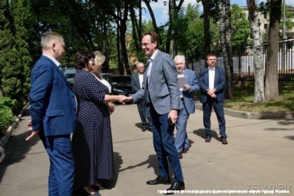 Префект Зеленограда Анатолий Смирнов поздравил социальных работников с профессиональным праздником