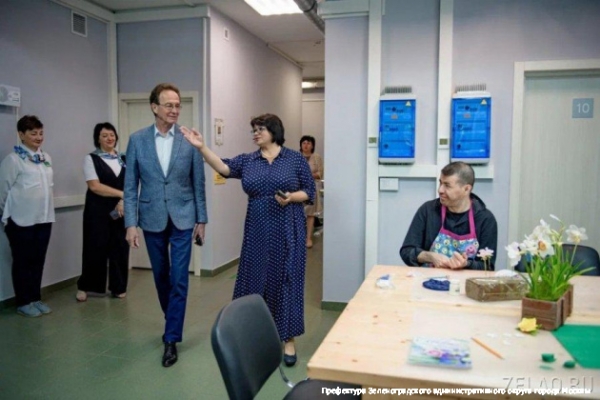 Префект Зеленограда Анатолий Смирнов поздравил социальных работников с профессиональным праздником