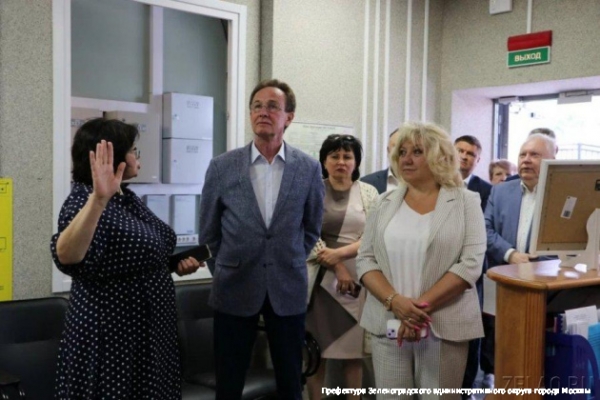 Префект Зеленограда Анатолий Смирнов поздравил социальных работников с профессиональным праздником