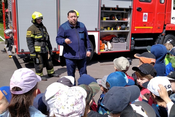 Пожарные побывали в гостях у дошколят в школе №1557