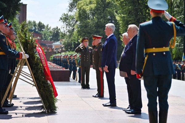 Собянин возложил венки к Могиле Неизвестного Солдата в День памяти и скорби