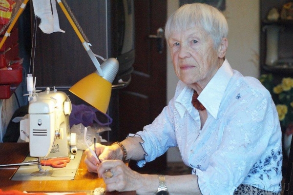 Ребенок войны, общественный советник района Савелки готовит посылки для фронта