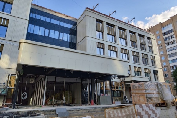 В 8 микрорайоне продолжается капитальный ремонт детской поликлиники