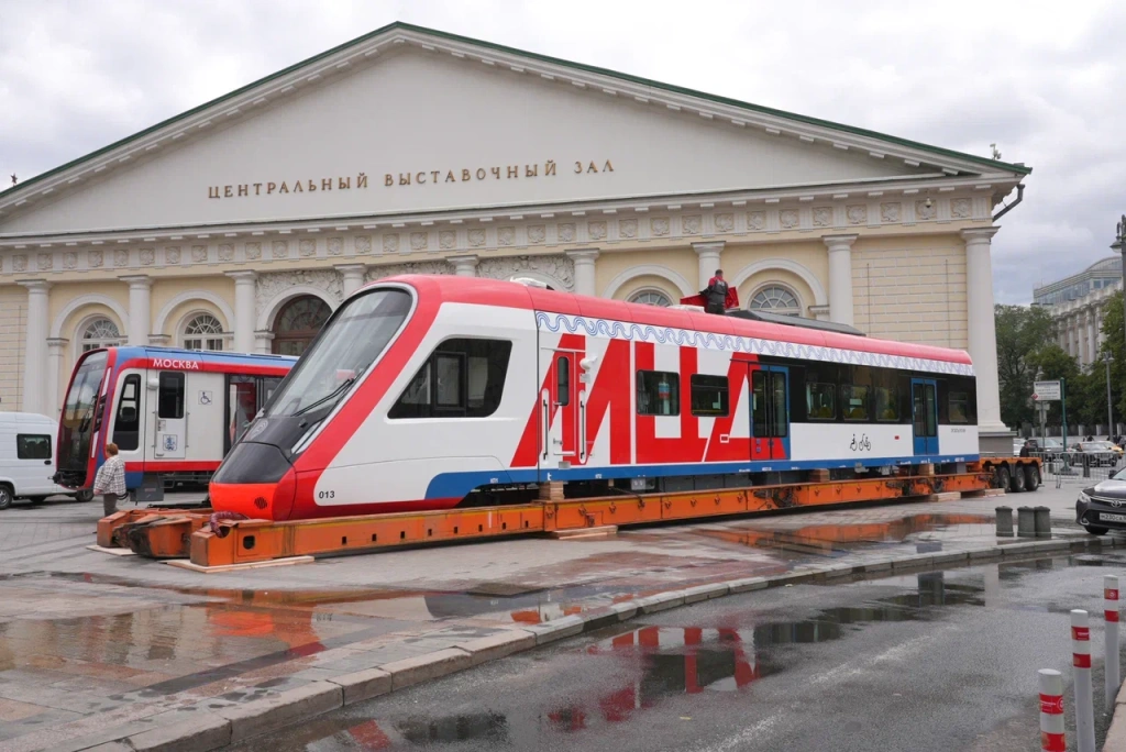 На транспортную выставку к Манежу доставили новейшие поезда отечественной разработки