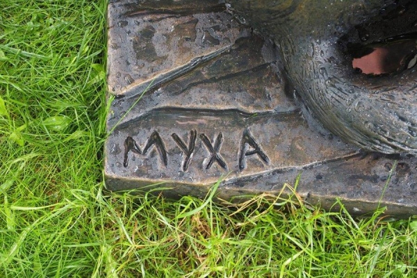 В МКЖ установлена бронзовая скульптура собаке Мухе