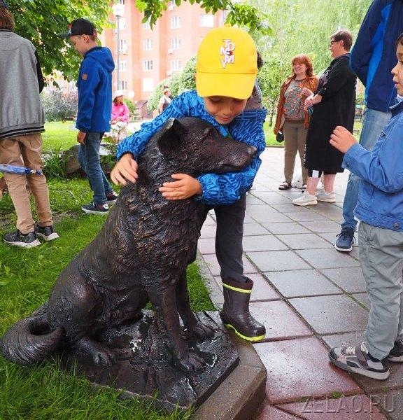 В МКЖ установлена бронзовая скульптура собаке Мухе