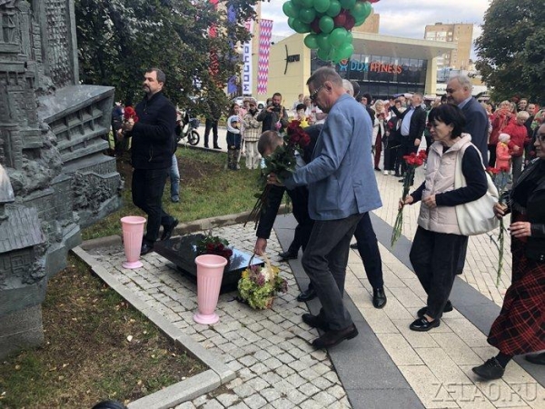 В День города префект Зеленограда традиционно возложил цветы к памятному знаку первостроителям