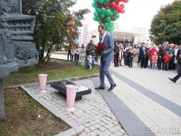 В День города префект Зеленограда традиционно возложил цветы к памятному знаку первостроителям