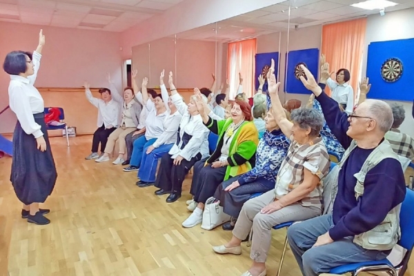 Для зеленоградских долголетов проводят занятия по дыхательной вокальной гимнастике