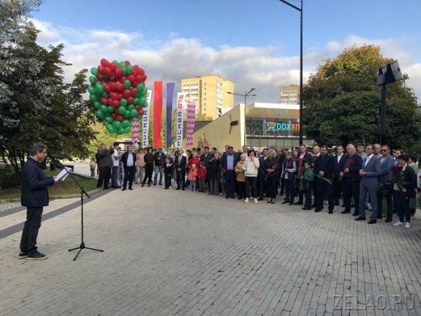 В День города префект Зеленограда традиционно возложил цветы к памятному знаку первостроителям