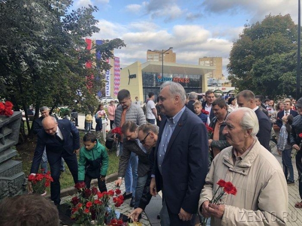 В День города префект Зеленограда традиционно возложил цветы к памятному знаку первостроителям