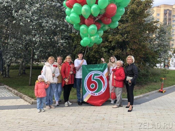 В День города префект Зеленограда традиционно возложил цветы к памятному знаку первостроителям