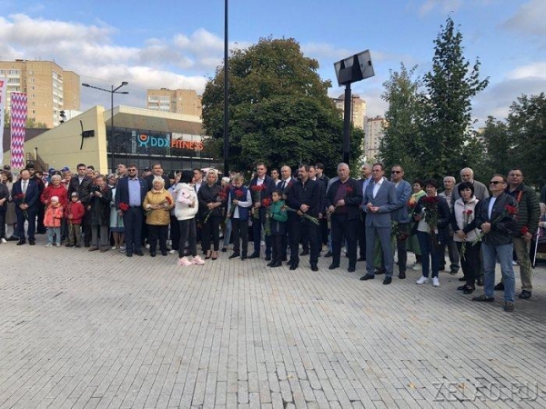 В День города префект Зеленограда традиционно возложил цветы к памятному знаку первостроителям