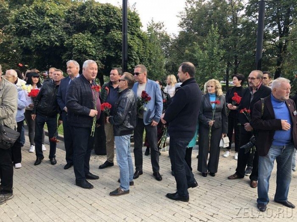 В День города префект Зеленограда традиционно возложил цветы к памятному знаку первостроителям