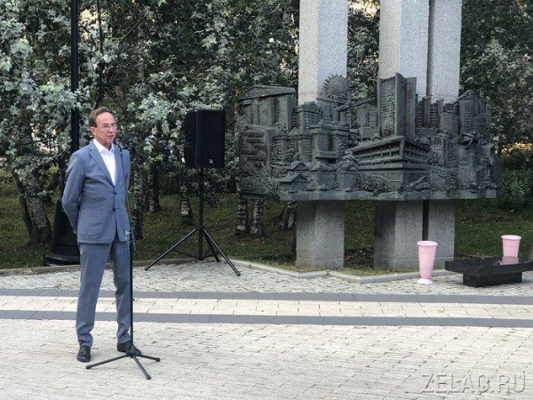 В День города префект Зеленограда традиционно возложил цветы к памятному знаку первостроителям
