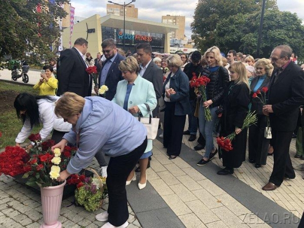 В День города префект Зеленограда традиционно возложил цветы к памятному знаку первостроителям