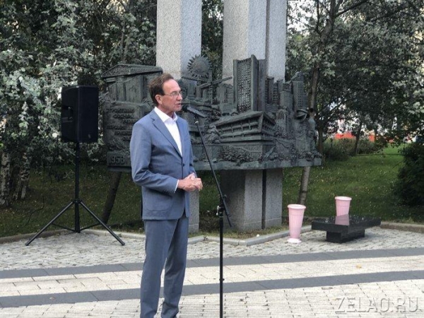 В День города префект Зеленограда традиционно возложил цветы к памятному знаку первостроителям