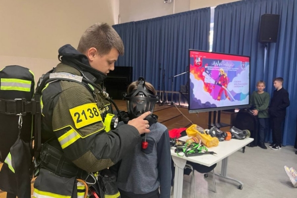 Пожарные Зеленограда побывали в гостях у школьников