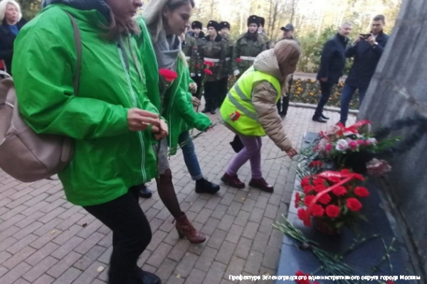В Зеленограде состоялось возложение цветов к памятнику «Танк Т-34»