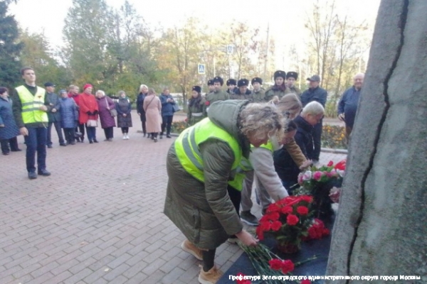 В Зеленограде состоялось возложение цветов к памятнику «Танк Т-34»