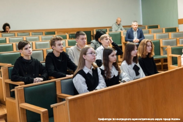 Префект Зеленограда Анатолий Смирнов посетил МИЭТ во время встречи со школьниками города Буй