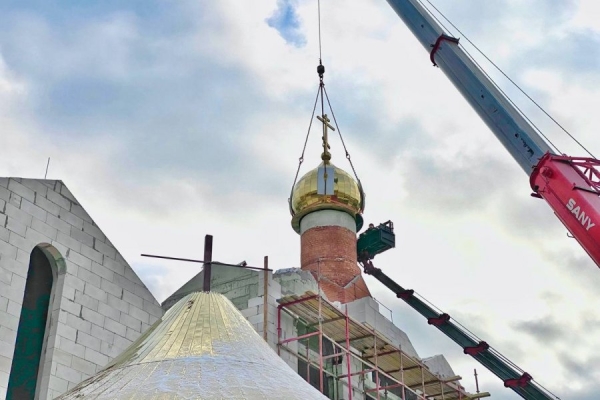 На строящийся храм в 17 микрорайоне установлены купола и крест