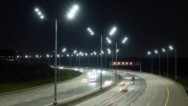 На платной Ленинградке ставят освещение – движение ограничено