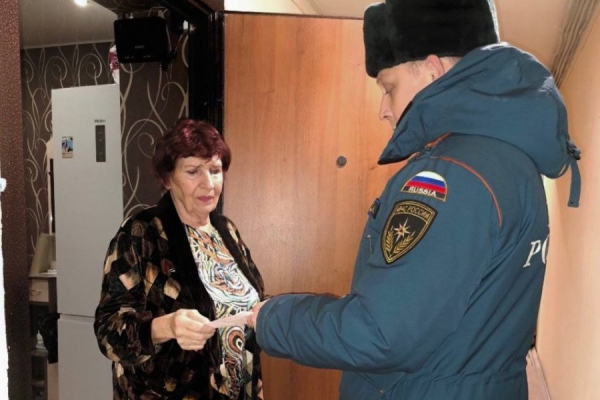 Зеленоградские пожарные проводят беседы и инструктажи с жителями города