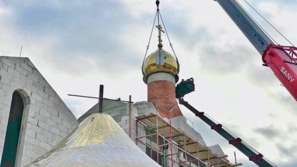 Строящийся храм на территории 17 микрорайона теперь имеет купола и кресты