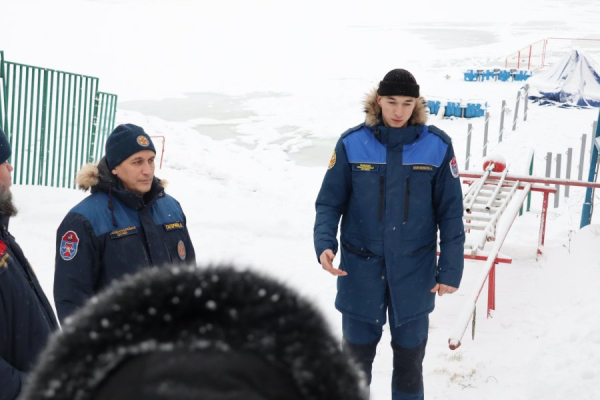 Спасатели провели занятие на Школьном озере