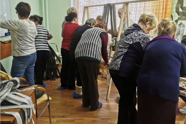 В корпусе 1209 открылся пункт плетения маскировочных сетей