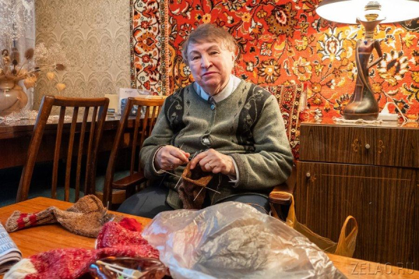 Зеленоградка Лидия Борзыкина помогает фронту носками, которая вяжет сама