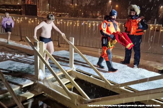 В Крещенских купаниях приняли участие около 2 тысяч человек