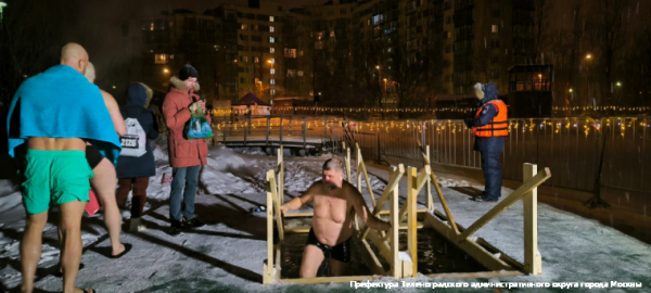 В Крещенских купаниях приняли участие около 2 тысяч человек