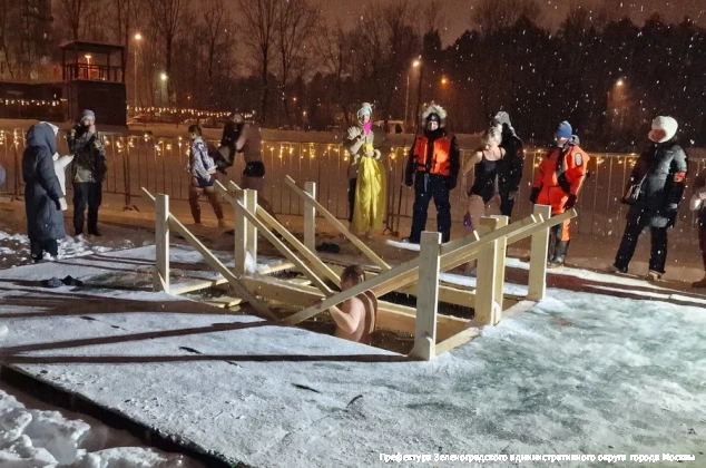 В Крещенских купаниях приняли участие около 2 тысяч человек