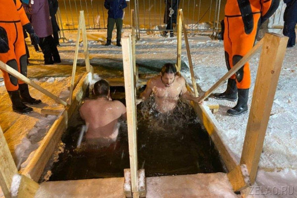 В Крещенских купаниях приняли участие около 2 тысяч человек